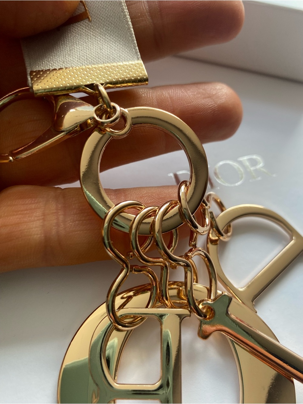 Fashion Gold Logo Key chain
Charm keybag GWP - Picture 3 of 7